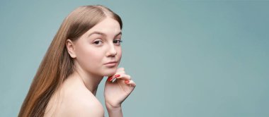 Genç, güzel bir stüdyo resmi. Kozmetoloji kavramı