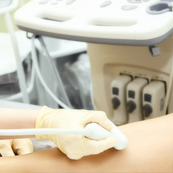 초음파 무릎 테스트요. 의료 장비를 스캔한다. 진단 초음파 발 — 스톡 사진