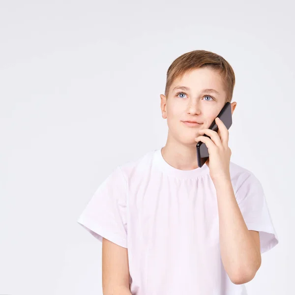 Rapaz a falar ao telefone. Camisa branca com fundo cinzento. Homens — Fotografia de Stock