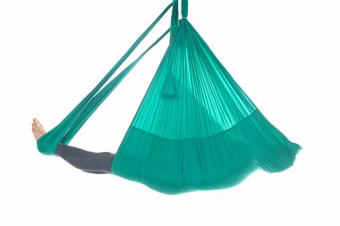 Yogacı hamakta yatıyor. Wellness stüdyo konsepti