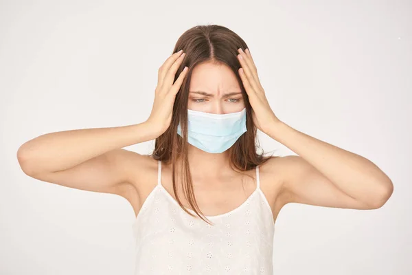 Chica blanca belleza enferma con máscara protectora. Virus de la corona de cuarentena pandémica — Foto de Stock
