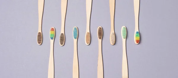 Набір бамбукових зубних щіток. Різний колір — стокове фото