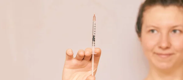 A lány kezében tartja az inzulin injekciót. Homályos arc — Stock Fotó