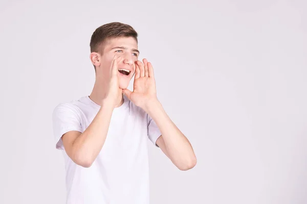 Feliz adolescente gritando fuerte. Divertido concepto de voz. Adorable retrato de niño. Venta masculina — Foto de Stock