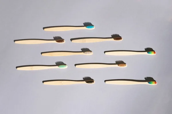 Set de cepillos de dientes de bambú. Color diferente —  Fotos de Stock