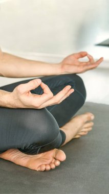 Yoga sakin duruşu. Lotus asana stüdyo eğitimi. Minderde oturan adam. Başlangıç sınıfı