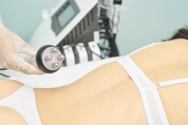 Mükemmel radyo tedavisi. Spa 'daki kadın. Doktor eli ve kız vücudu..