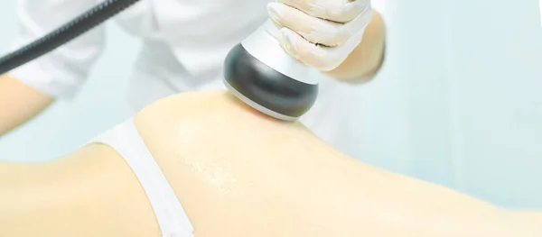 Vakuum-Massagegerät. Behandlung der Körperkorrektur gegen Cellulite. Gewichtsverlust — Stockfoto