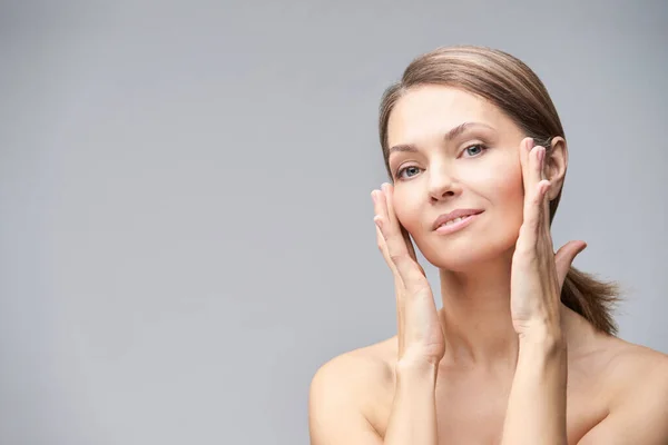 Pure huidverzorging volwassen schoonheid portret. Cosmetologie plastic fundering. — Stockfoto