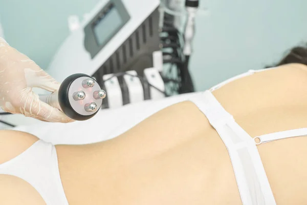 Tratamento de rádio perfeito. Uma mulher no spa. Médico mão e corpo menina . — Fotografia de Stock