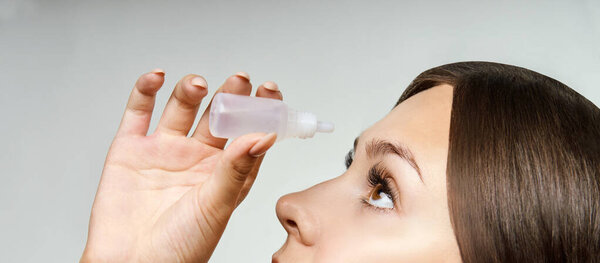 Девушка использует глазные капли. Восстановление глаукомы. Здоровое медицинское решение. Женщина

