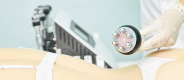 Mükemmel radyo tedavisi. Spa 'daki kadın. Doktor eli ve kız vücudu. Rf