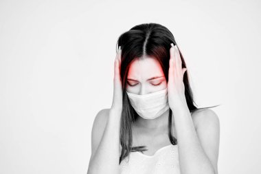 Koruyucu maskeli hasta beyaz kız. Pandemik karantina korona virüsü