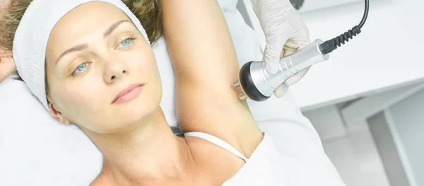 Perfecte radiotherapie. Vrouw bij spa procedure. Dokter hand en meisje lichaam — Stockfoto