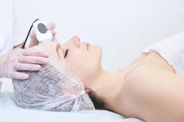 Ultrasone reiniging van het gezicht. Moderne apparatuur. Procedure voor cosmetische vrouwen — Stockfoto