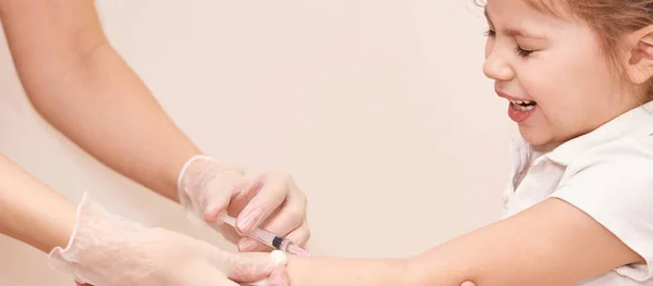 Doktorn ger en injektion till en ung flicka. Vaccination av barn — Stockfoto