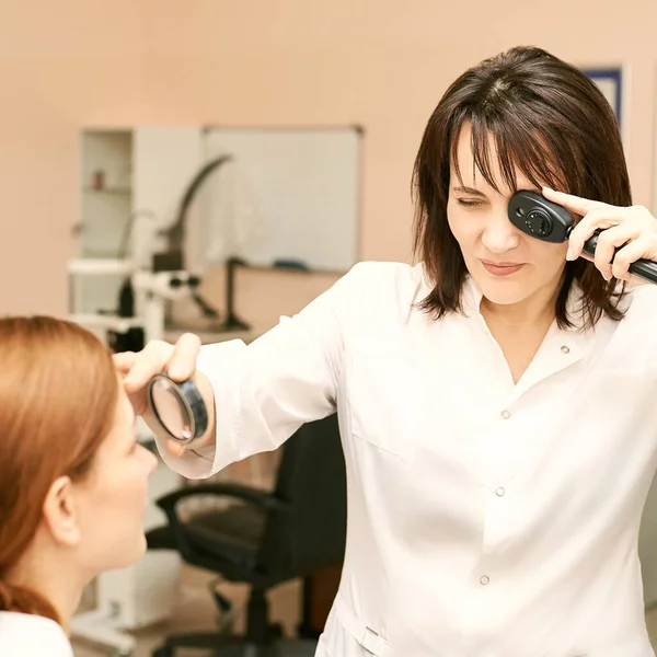 Szemész orvos a vizsga optikus laboratóriumban női beteggel. Szemészeti ellátás — Stock Fotó