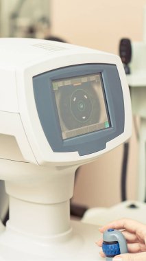 Optik muayene laboratuarındaki göz doktoru. Erkekler göz bakımı tıbbi