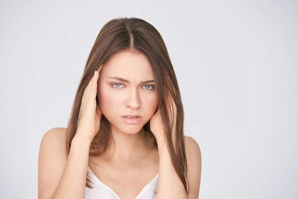 Ung söt flicka migrän. Huvudvärk kvinna smärta. Stressjukt modellporträtt. — Stockfoto