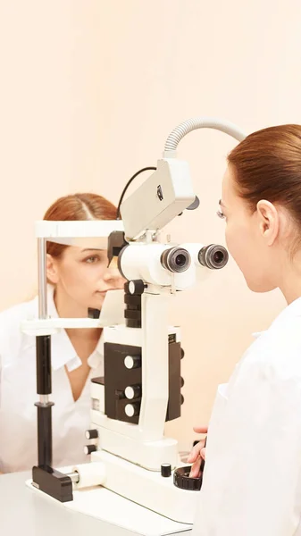 Ophtalmologiste médecin à l'examen opticien laboratoire avec patiente. — Photo