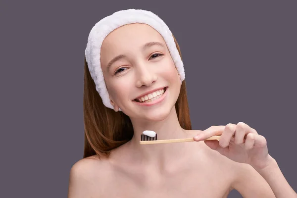 Menina segure escova de dentes com pasta de dentes. Rotina oral — Fotografia de Stock