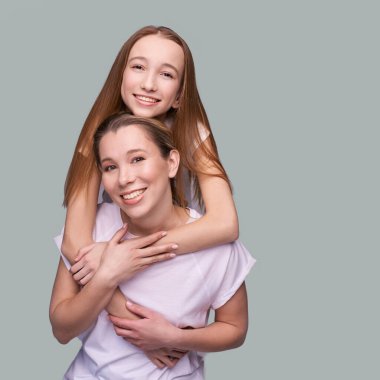 Yaşlı anne ve kız kucaklaşması. Mutlu portre