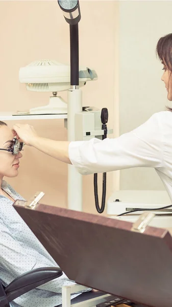 Oftalmologista médico em laboratório de óptica exame com paciente do sexo feminino — Fotografia de Stock