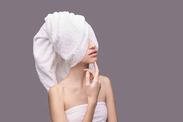 Portrait de jeune femme en cosmétologie. Beauté fille visage — Photo