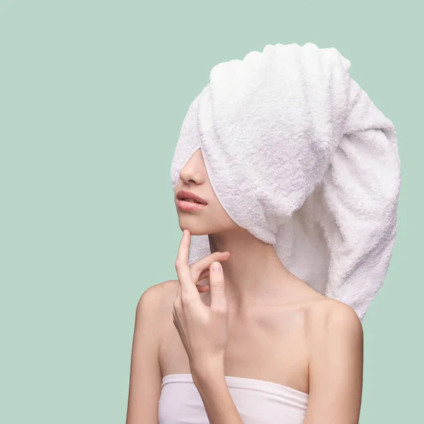 Jonge vrouw cosmetologie portret. Schoonheidsmeisje gezicht — Stockfoto