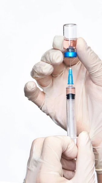 Рука в рукавичці тримає вакцину . — стокове фото
