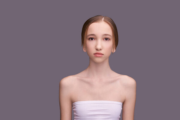 Портрет молодой женщины-косметолога. Лицо красавицы