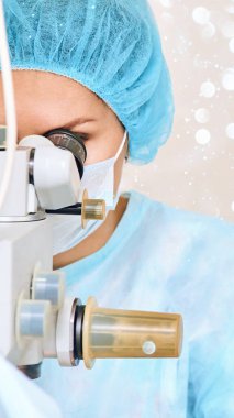 Mikroskobun yanındaki ameliyathanede bayan doktor.