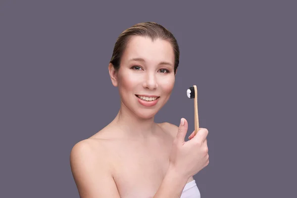 Flicka hålla tandborste med tandkräm. Muntlig hemrutin — Stockfoto