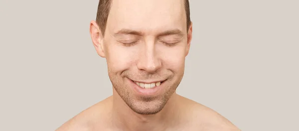 Hombre blanco sonriente. Retrato cosmetológico de belleza. Ojos cerrados —  Fotos de Stock