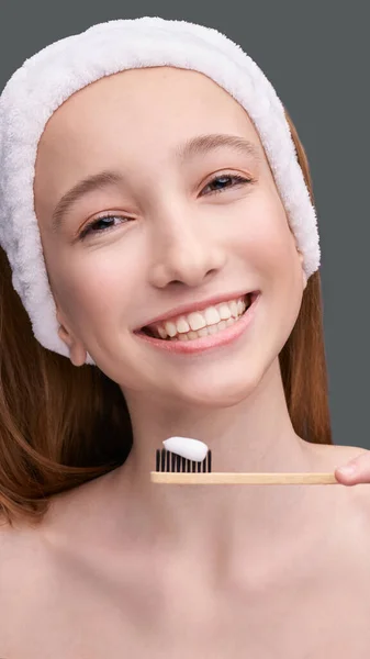 Menina segure escova de dentes com pasta de dentes. Rotina oral — Fotografia de Stock