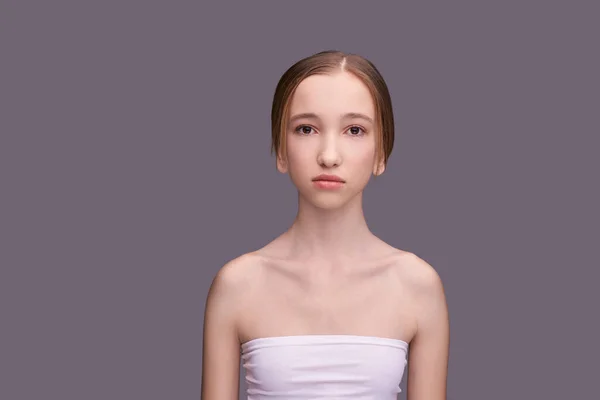 若い女性の美容師の肖像画。美少女の顔 — ストック写真