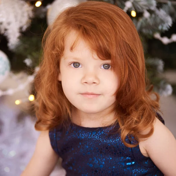 Święta szczęśliwa dziewczyna. Luksusowe, atrakcyjne, rude włosy dziecko. Świąteczny cud — Zdjęcie stockowe