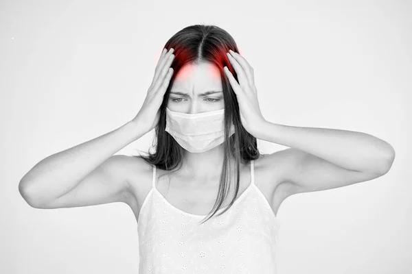Sjuk skönhet vit flicka med skyddande mask. Pandemisk karantänvirus. — Stockfoto