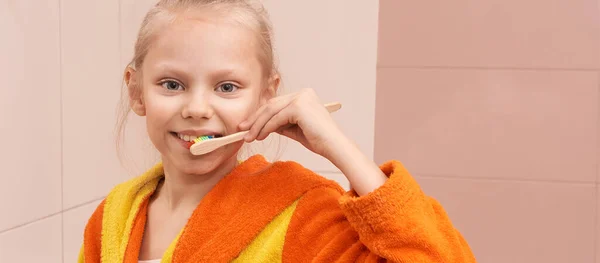 Fiatal lány fogápolás. Gyermekfogmosás — Stock Fotó