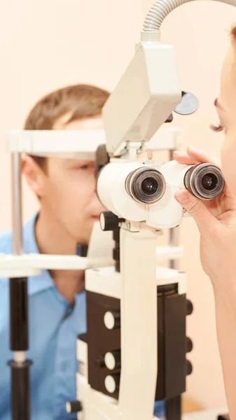 Οφθαλμίατρος γιατρός στο εργαστήριο οφθαλμίατρος εξέταση με αρσενικό ασθενή. — Φωτογραφία Αρχείου
