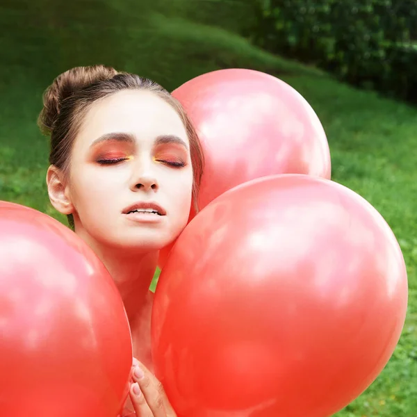 Mujer joven y bonita con maquillaje brillante. Retrato verde al aire libre — Foto de Stock