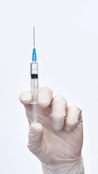 Hand i handske hold vaccin. — Stockfoto