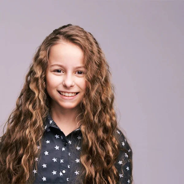 Jolie petite femme sourire. Cheveux longs bouclés. Joli jeune fille studio portrait. — Photo