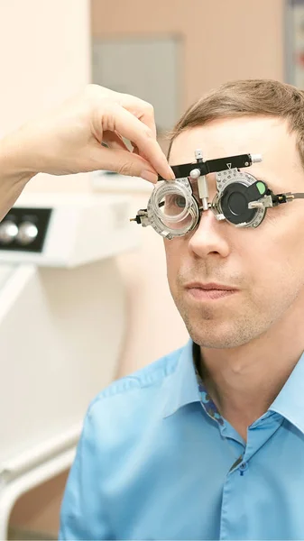 Augenarzt Arzt im Optikerlabor mit männlichem Patienten. Männerauge — Stockfoto