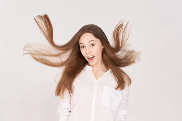 Felice stupito emozione adolescente femminile. Ritratto di studio bambino sorpreso e pensante . — Foto Stock