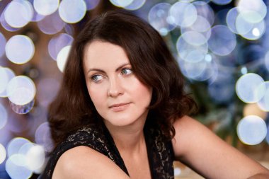 Genç ve güzel bir kadın. Işıklar arka planda. Kadın portresi. Güzel duygular.