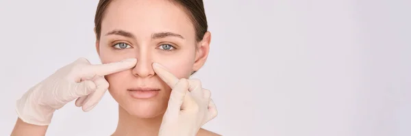 Doctor glover near patient nose. Treatment test — Stock Photo, Image