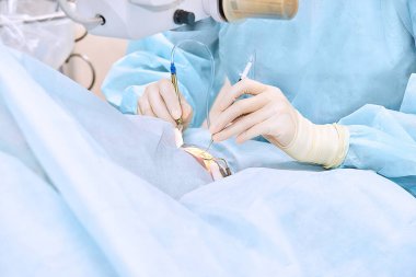 Hastanedeki insanlar. Mavi tıbbi zemin. Sağlık hizmetleri desteği