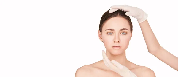 Skönhet flicka kosmetologi test. Läkarhandskar — Stockfoto