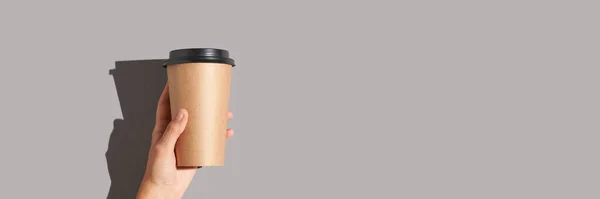 Девочка держит пластиковый стаканчик кофе — стоковое фото